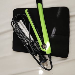 PYT It's a girl's world mini travel straightener